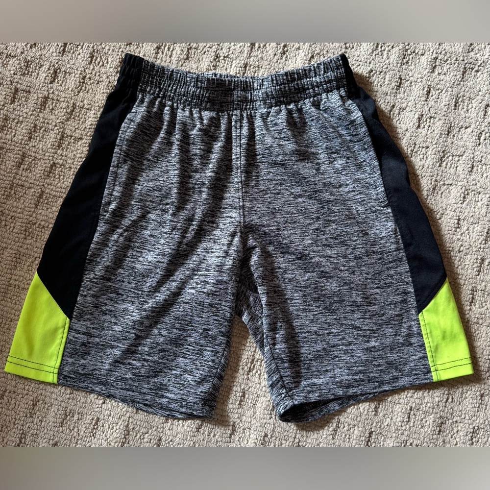 Tek Gear, shorts w/ dry tek size small (8)